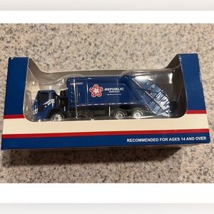 1/87 scale diecast metal Mack Republic services recycling truck First gear Rare